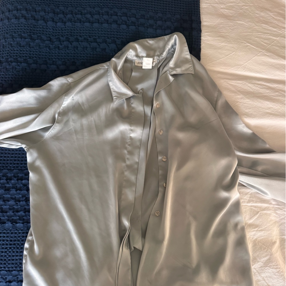 Jones New York Light Gray Satin Top